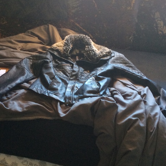 Leather jacket - Picture 2 of 3