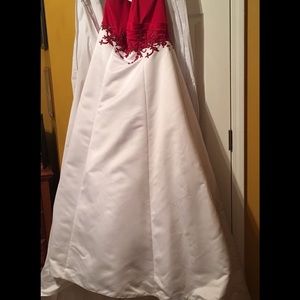 Apple and white wedding dress.  Fits a size 12.