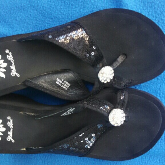 Black wedge by yellow box