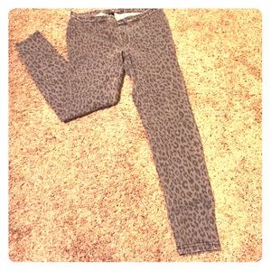 HUE leopard print jeggings