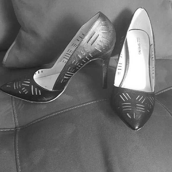 Black pumps
