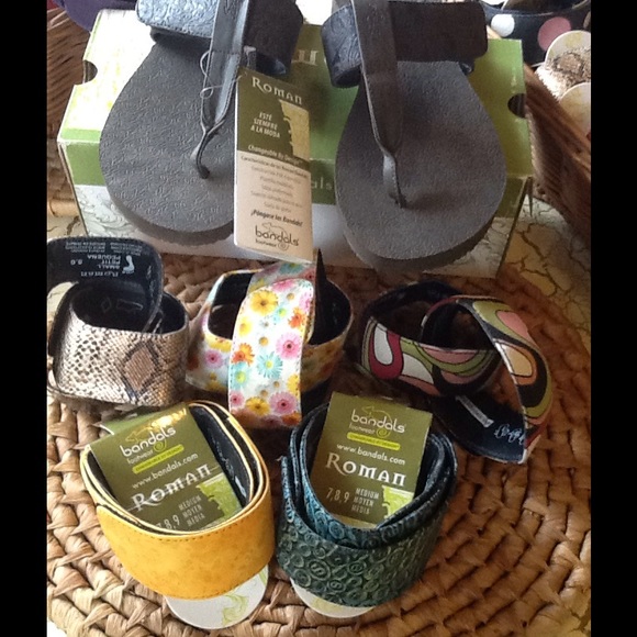 Sandals & interchangeable bands included! Size 7 - Picture 1 of 3