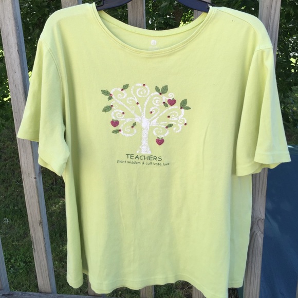 "Teacher" short sleeved line green shirt.