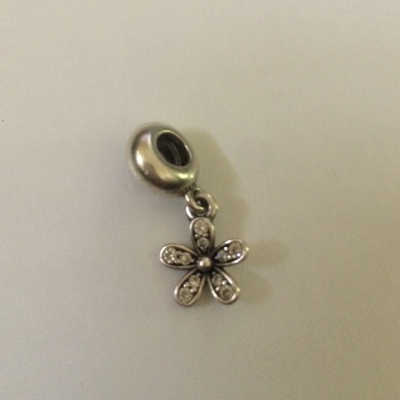 Dazzling daisy charm