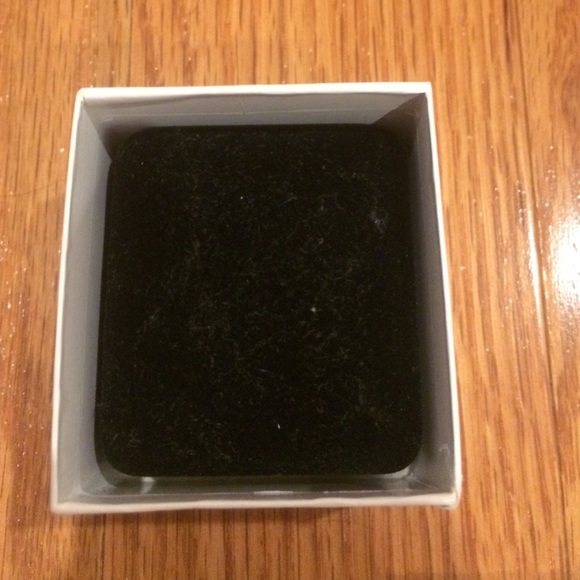 ✂️ Gold "G" Necklace! Never worn!! - Picture 3 of 3