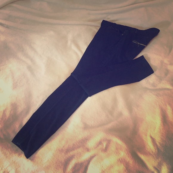 Dark blue Forever 21 jeans with zipper pockets