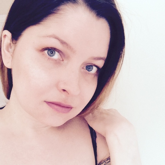 Meet your Posher, Hallie