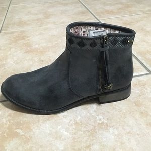 Grey boots with zipper and beads