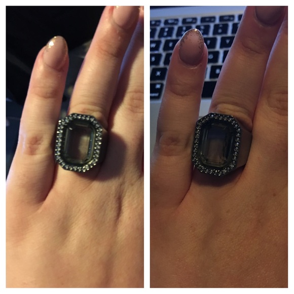 Gorgeous Swarovski Cocktail Ring - Picture 2 of 4