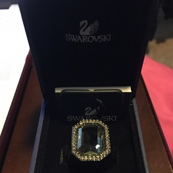 Gorgeous Swarovski Cocktail Ring - Picture 3 of 4