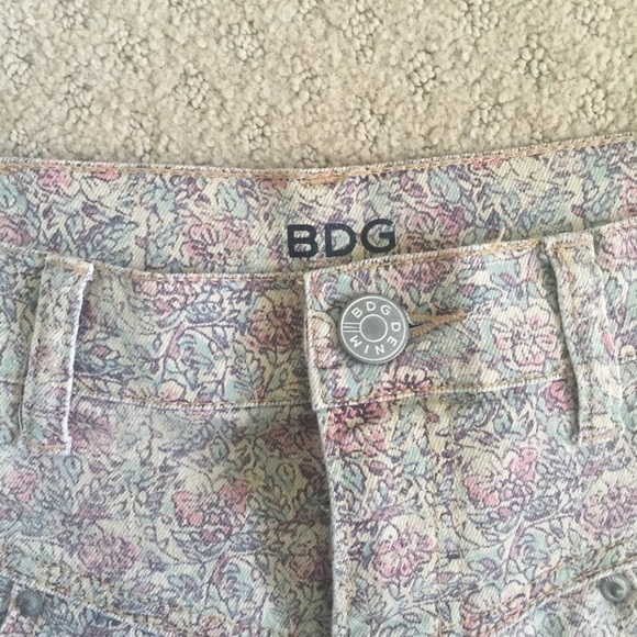 BDG UO High Rise Floral Jeans - Picture 3 of 4