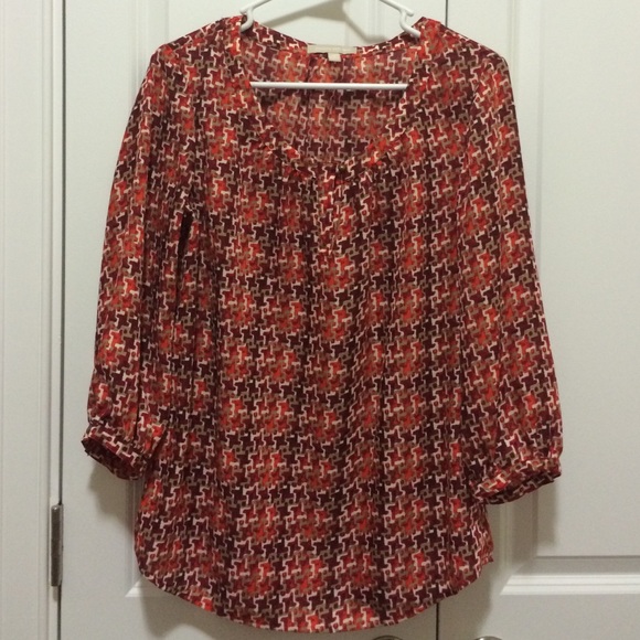 Flowing, 3/4 length sleeve top.