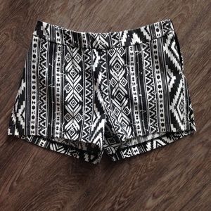 High waisted patterned shorts with side zipper