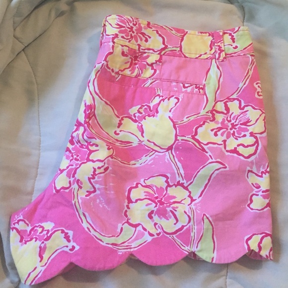 Lilly Pulitzer Scalloped shorts size 14