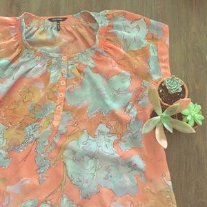 DONATED Beautiful floral blouse 🌺🌼🌸