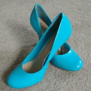 Brilliant blue Jessica Simpson pumps