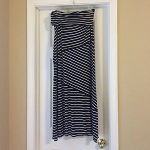 🌻Max Studio Black & White Striped Maxi Skirt🌻