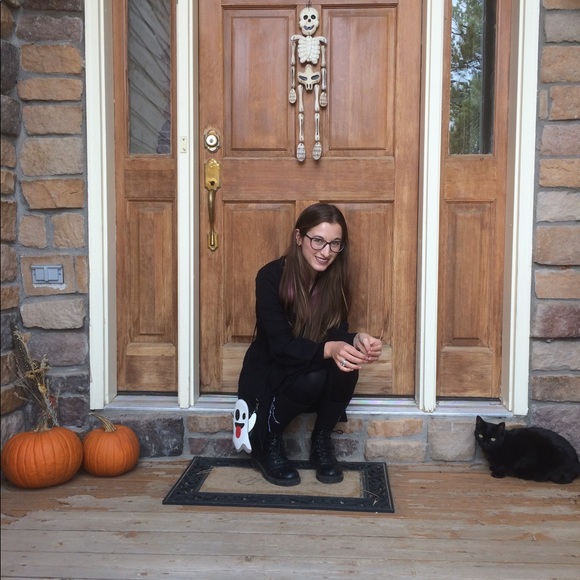 Meet your Posher, Julia - Picture 2 of 2