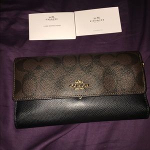 NWT 😁 Coach signature wallet!!