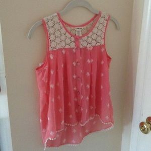 A girls sleeveless blouse with crochet collar