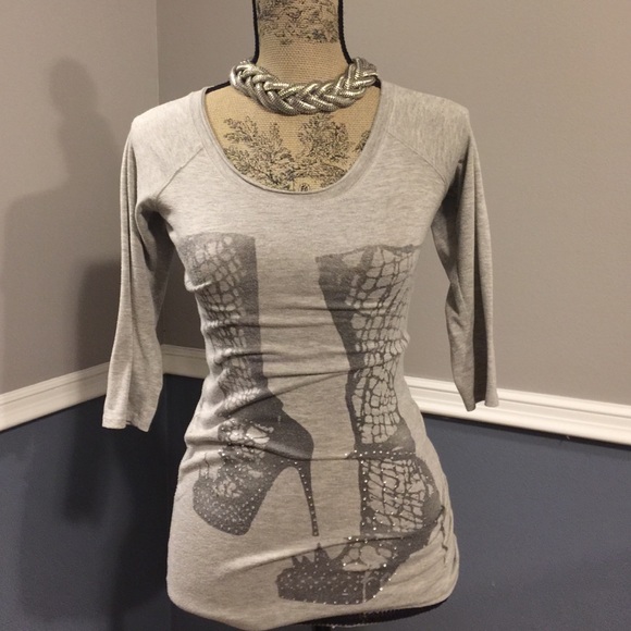 Gray Stiletto Print 3/4 Sleeve Shirt! 👠