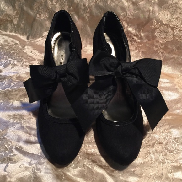 Black pair of heel shoes