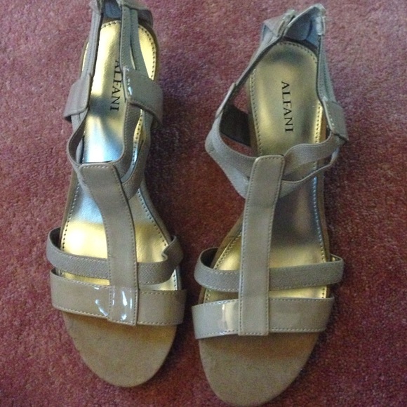 Alfani Gold wedges - Picture 2 of 2