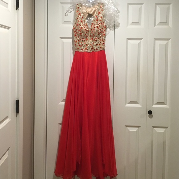RED PROM DRESS - Picture 1 of 4