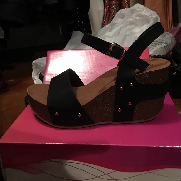 Refresh Brand Mara Wedge Sandal