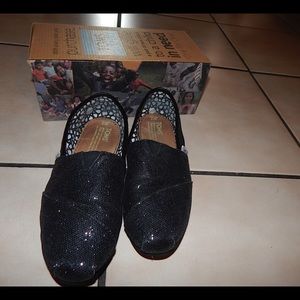 TOMS. Black glittered