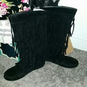 Black fringe boots