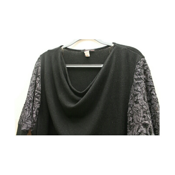 Droop neck line sweater with lace sleeves - Picture 2 of 2