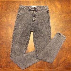 Super cute white washed, high-wAisted skinny jeans