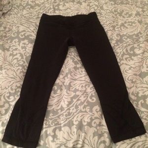 Black lululemon cropped luon pants