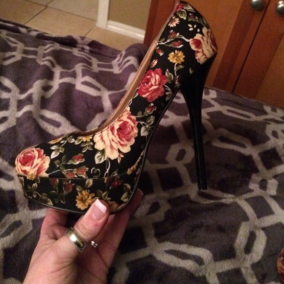 Beautiful Floral Heels - Picture 2 of 3