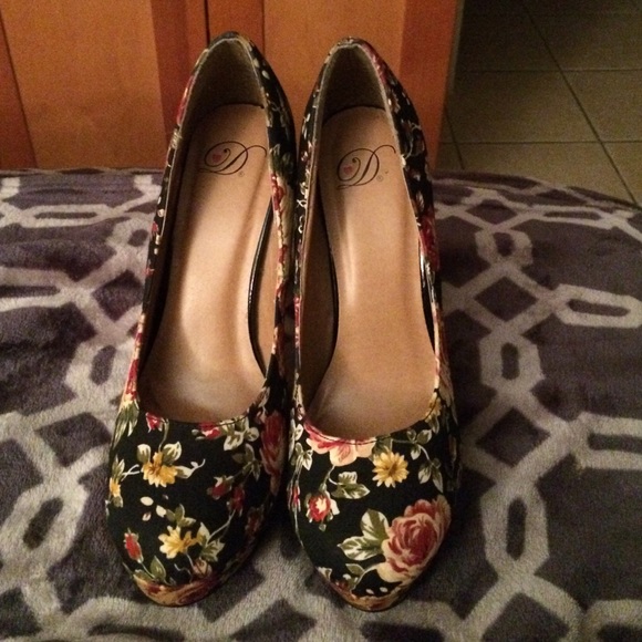 Beautiful Floral Heels - Picture 3 of 3