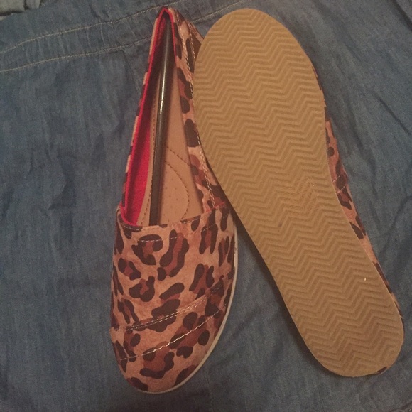Extra pics of leopard shoes - Picture 2 of 3