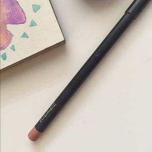 MAC lip liner in Naked