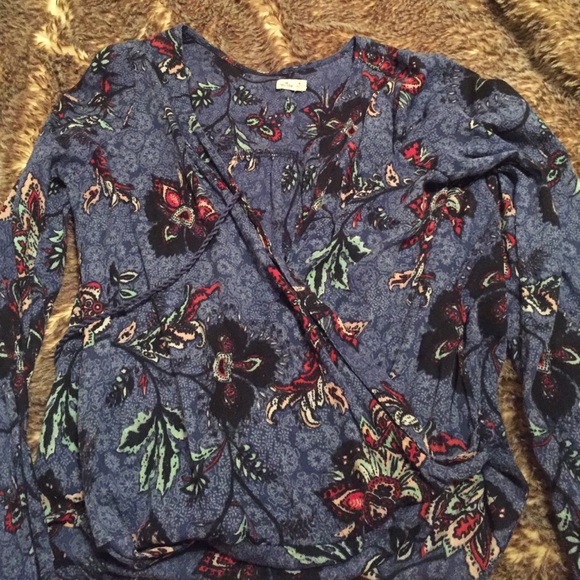 Beautiful front wrapped shirt - Picture 1 of 3