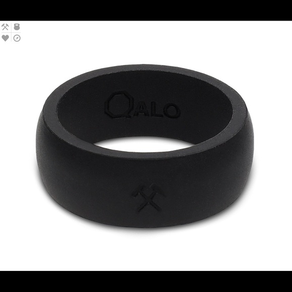 Men's black silicone Qalo ring