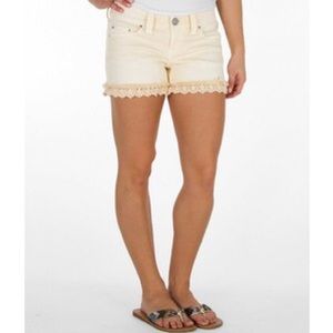Buckle Daytrip Capricorn cut off lace hem short