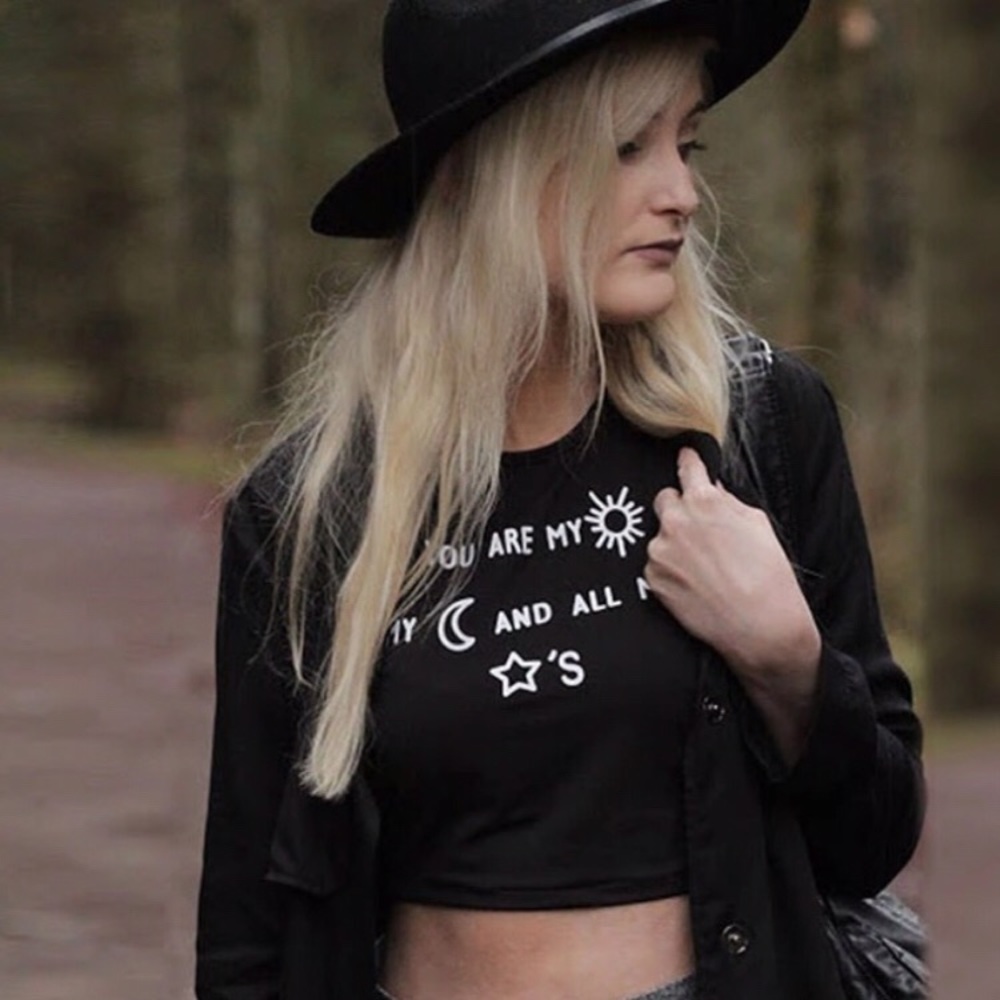 🆕 JENNIFER Graphic Halter Crop Top - Picture 5 of 8