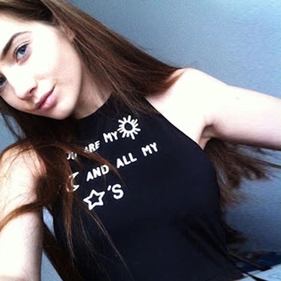 🆕 JENNIFER Graphic Halter Crop Top - Picture 3 of 8