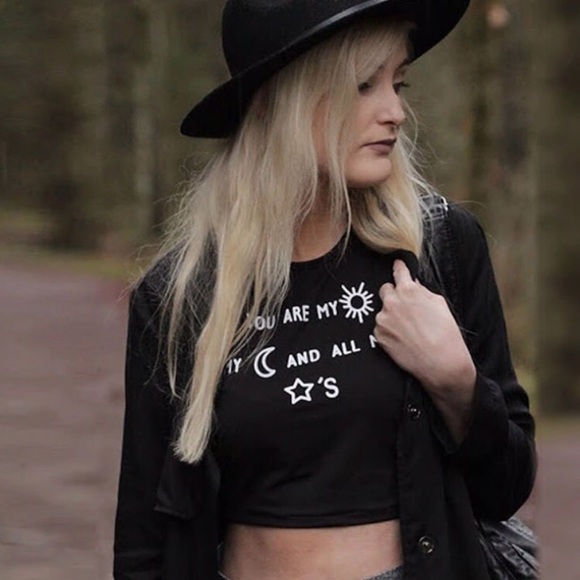 🆕 JENNIFER Graphic Halter Crop Top - Picture 5 of 8