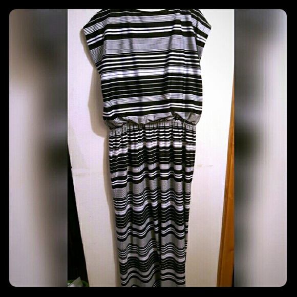 Lovely long black and white dress. 2x