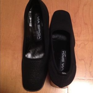 Black elastic shoes