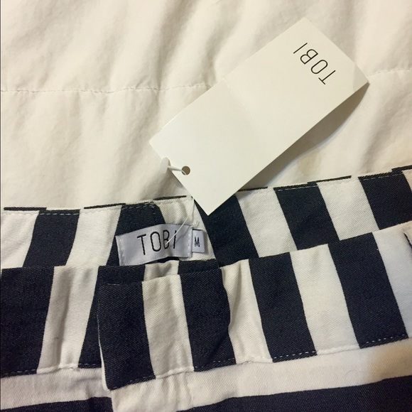 NWT Tobi Black and White Striped Shorts - Picture 3 of 3