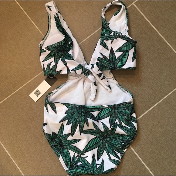 ALL OFFERS CONSIDERED tropical banana leaf - Picture 4 of 5