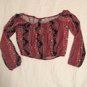 Off-the-shoulders long sleeve crop top