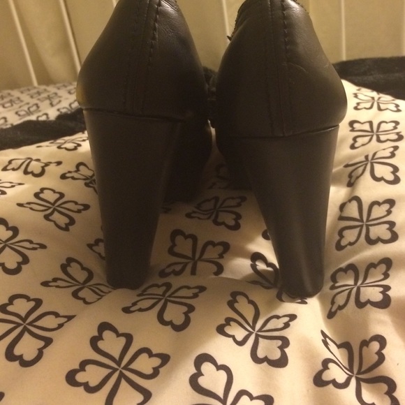 Black heels - Picture 3 of 3